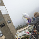 Una mujer deposita flores junto al monolito en recuerdo de los fusilados durante la Guerra Civil.-ICAL