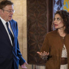 La ministra de Hacienda en funciones, María Jesús Montero, comparece ante los medios en el Palau de la Generalitat junto al president Ximo Puig.-MIGUEL LORENZO