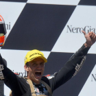 Johann Zarco celebra en el podio de Spielberg su victoria en el GP de Austria en Moto2.-AFP / MICHAL CIZEK