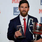 Messi, con el trofeo Pichichi y el trofeo Di Stéfano, que le entregó el diario Marca.-AFP / LLUIS GENE