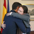 El presidente del Gobierno español en funciones, el socialista Pedro Sánchez, iz., y el líder de Unidas Podemos, Pablo Iglesias,d., se abrazan en el Congreso de los Diputados donde firmaron un acuerdo para la formación de un Ejecutivo en España.-EFE/ PACO CAMPOS