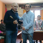 Jesús Arce (izquierda) recibe el bastón de mando, hasta ayer en manos de Jokin Garmilla .-ECB