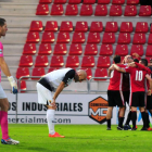 Los jugadores del Mirandés celebran un gol ante la desolación de los jugadores del Tudelano, ayer.-JOSÉ ESTEBAN EGURROLA