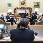 El presidente Obama durante su conversación con Raúl Castro, ayer.-Foto: AFP