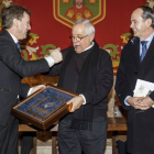 El alcalde entregael Báculo de Oro a Antonio Giménez Rico.-SANTI OTERO