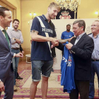 César Rico recibe la camiseta conmemorativa del ascenso de manos de Javi Vega, en presencia de Félix Sancho, en la recepción ofrecida al equipo.-RAÚL OCHOA
