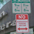 Una de las señales falsas de tráfico que no quieren que aparquen las hermanas Kardashian.-Foto: TWITTER