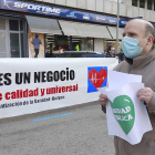 Una manifestación recorrió ayer el centro de Burgos para protestar ante la sede del Sacyl. RAÚL OCHOA