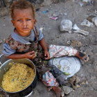 Una niña desplazada por la guerra en una barriada de la ciudad portuaria de Hodeida, en el Yemen.-/ REUTERS / ABDULJABBAR ZEYAD
