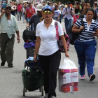 Venezolanos llevan comestibles por el puente Simón Bolívar, desde Cucuta (Colombia, de regreso a San Antonio de Tachira (Venezuela), el 17 de julio.-AFP / GEORGE CASTELLANOS