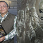El autor del libro, junto a una representación de peregrinos en la puerta de la iglesia de San Lesmes.-ISRAEL L. MURILLO