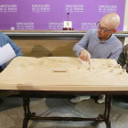 Borja Suárez, Luis Jorge del Barco y Ramiro Ibáñez posan junto a la maqueta de Clunia que se convertirá en realidad en los próximos años gracias al Plan Director.-RAÚL G. OCHOA