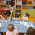 Un grupo de niños realiza una actividad con dos educadoras en la escuela infantil ‘Los Gigantillos’.-RAÚL G. OCHOA