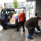 Los investigadores cargan la furgoneta con el material donado para uso sanitario. UBU