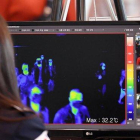 Una vigilante de seguridad de un aeropuerto de Corea del Sur mira por un monitor las imágenes de una cámara térmica para localizar posibles infectados del nuevo virus detectado en China.-EFE