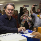 Artur Mas, ayer, votando en la consulta interna de CDC y en las primarias del partido.-ALBERT BERTRAN