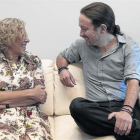 Manuela Carmena charla con Pablo Iglesias en julio del 2015.-MARISCAL