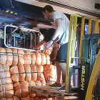 Miembros de la asociación preparan el material para su envío.-ECB