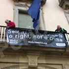 Los manifestantes de la ANC han subido mediante una escalera al balcón de la sede de la Comisión Europea, en Barcelona.-JÚLIA REGUÉ