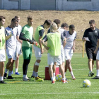 La plantilla del Burgos CF se refresca durante un descanso del entrenamiento de ayer en el Sedano.-ISRAEL L. MURILLO