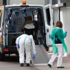 Traslado de una paciente en ambulancia al Hospital Universitario de Burgos (HUBU). / RAÚL G. OCHOA
