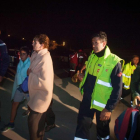 Algunas de las personas evacuadas, anoche, tras el socavón en una carretera de Teno (Tenerife).-DESIREE MARTIN / AFP