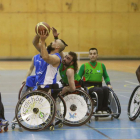 Marcio lanza a canasta en el partido ante el Orto Tres Cruces.-SANTI OTERO