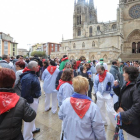 Cientos de peñistas animaron las calles del centro burgalés a pesar de la lluvia y el frío.-ISRAEL L. MURILLO