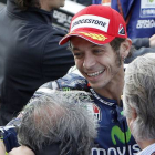 Valentino Rossi recibe las felicitaciones de su equipo tras lograr la 'pole position' en Cheste.-