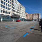 Nueva zona azul de aparcamiento frete a la Delegación de Hacienda. TOMÁS ALONSO