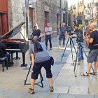 El rodaje del filme se trasladó el martes al exterior de la sede del Orfeón Burgalés para grabar al pianista José Abel González.-Israel L. Murillo