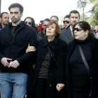 Zeus y Thais, los hijos de Sara Montiel, junto a una hermana de la artista fallecida saliendo del tanatorio.-EFE / JUAN CARLOS HIDALGO