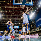 Huskic intenta frenar el avance de Rafa Luz, ayer, en Andorra.-ACB PHOTO / ALBERT MARTÍN