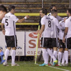 Los jugadores del Burgos CF celebran uno de los goles que lograron ante el Osasuna B.-SANTI OTERO