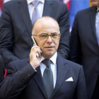 El ministro del Interior francés, Bernard Cazeneuve, pos para la foto de familia tras la cumbre celebrada en París, el día 29 de agosto.-ALAIN JOCARD/AFP
