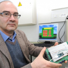 José María Cámara enseña el dispositivo, formado por un microcontrolador y un receptor de infrarrojos, en su fase de desarrollo.-ISRAEL L. MURILLO