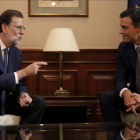 El presidente del Gobierno, Mariano Rajoy, y el secretario general del PSOE, Pedro Sánchez, durante su reunión de agosto del 2016 en el Congreso de los Diputados-JOSÉ LUIS ROCA