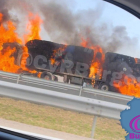 El camión en llamas en Fresno de Rodilla. Foto cedida por CyR Radares.
