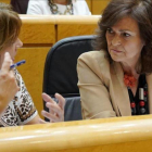 Dolores Delgado y Carmen Calvo, el pasado martes en el Senado.-JOSÉ LUIS ROCA
