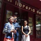 Pilar Canales se dirige al público frente al centenario establecimiento después del descubrimiento de la placa conmemorativa (izquierda).-