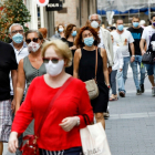 Gente con mascarillas camina por las calles de Valladolid. -JUAN MIGUEL LOSTAU.
