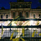 Lazos amarillos en torno al Parlament.-EL PERIÓDICO