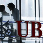 Empleados del banco suizo UBS, en la sede de la entidad financiera en Zurich.-Foto:   AFP / FABRICE COFFRINI