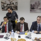 Miguel Ángel Benavente (segundo por la derecha) junto a otros miembros de la Junta Directiva de FAE en un desayuno informativo. RAÚL G. OCHOA