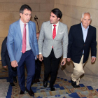 El consejero de Fomento y Medio Ambiente, Juan Carlos Suárez-Quiñones (C), acompañado por el presidente de la Diputación, Juan Martínez Majo (I) y el delegado territorial, Guillermo García (D)-ICAL