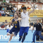 Goran Huskic intenta frenar una penetración del hombre más destacado del partido, Brad Oleson-ACB.com