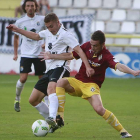 Fito Miranda pugna por el balón junto a un futbolista del Caudal de Mieres.-RAÚL G. OCHOA
