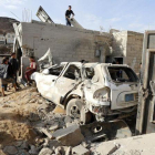 Uno de los lugartes de Saná afectado por el ataque aéreo de la coalición liderada por Arabia Saudí.-EFE / YAHYA ARHAB