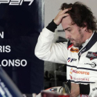 Fernando Alonso se baja de su coche en Daytona (EEUU).-AP / JOHN RAOUX