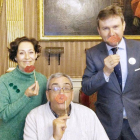 Lacalle se sumaba ayer junto a los responsables de la entidad a lanzar un beso de despedida a la esclerosis múltiple.-AFAEM